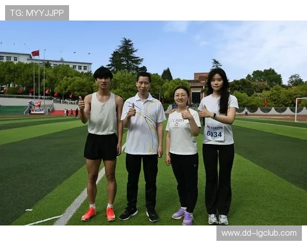 老师携手球队演绎绿茵走秀魅力瞬间点亮校园体育盛会活力绽放时刻